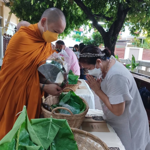 ยิ้มตามไม่หุบ ภาพน่าประทับใจ “หลวงพี่แพท” ขณะบิณฑบาต