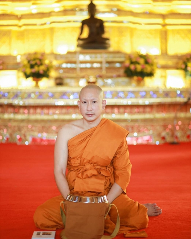 ยิ้มตามไม่หุบ ภาพน่าประทับใจ “หลวงพี่แพท” ขณะบิณฑบาต