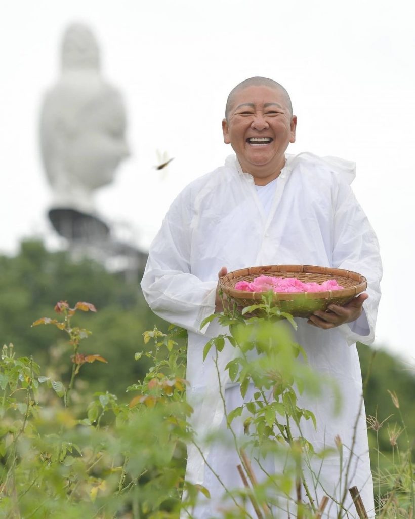 ปีใหม่แชร์ภาพ สามีอย่างป๋าต๊อบ ละทางโลกขอปลงผมบวชชี 