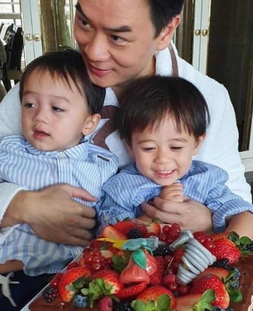 พ่อน็อตแชะภาพกับลูกชายสายฟ้า-พายุ ช็อตนี้เอฟซีทักแฝด3ชัดๆ