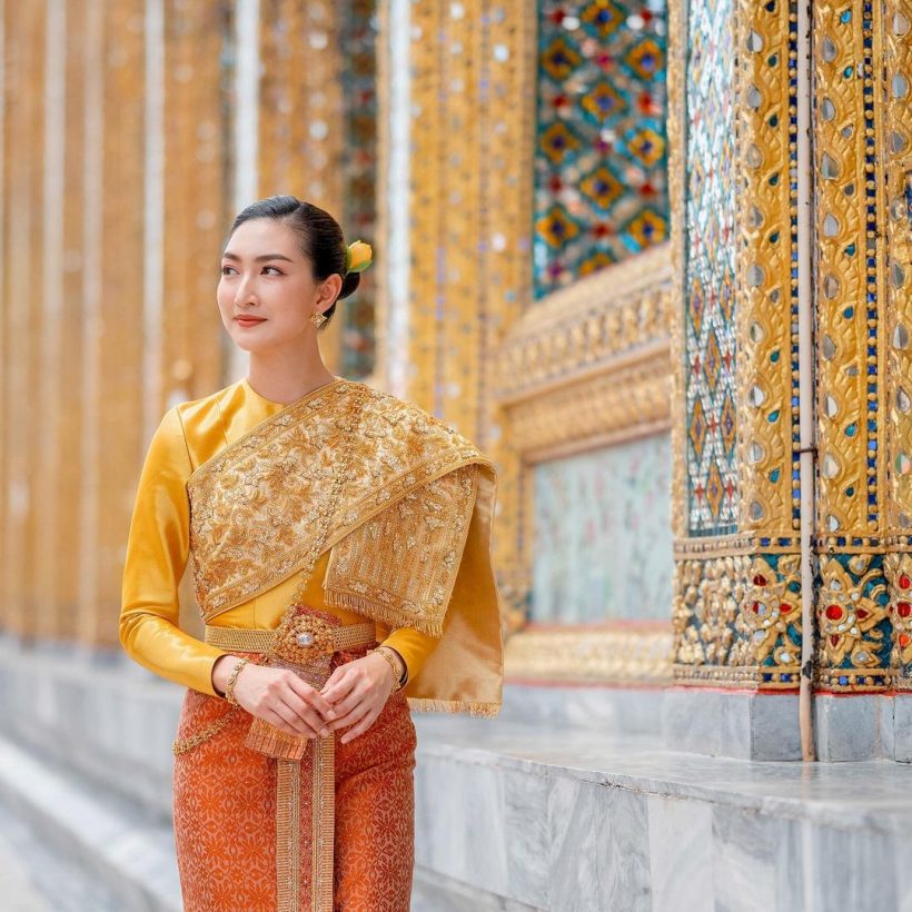 สวยตะลึงแพนเค้กสวมชุดไทยห่มสไบ ควงว่าที่สามีทำบุญเรียบง่าย