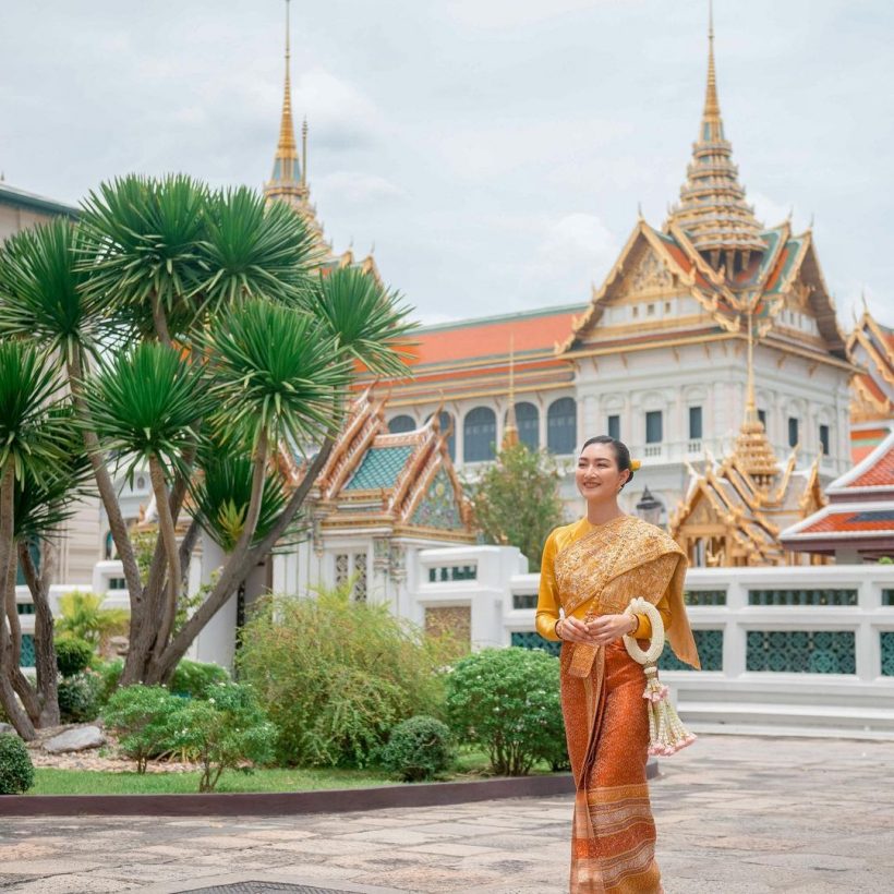 สวยตะลึงแพนเค้กสวมชุดไทยห่มสไบ ควงว่าที่สามีทำบุญเรียบง่าย