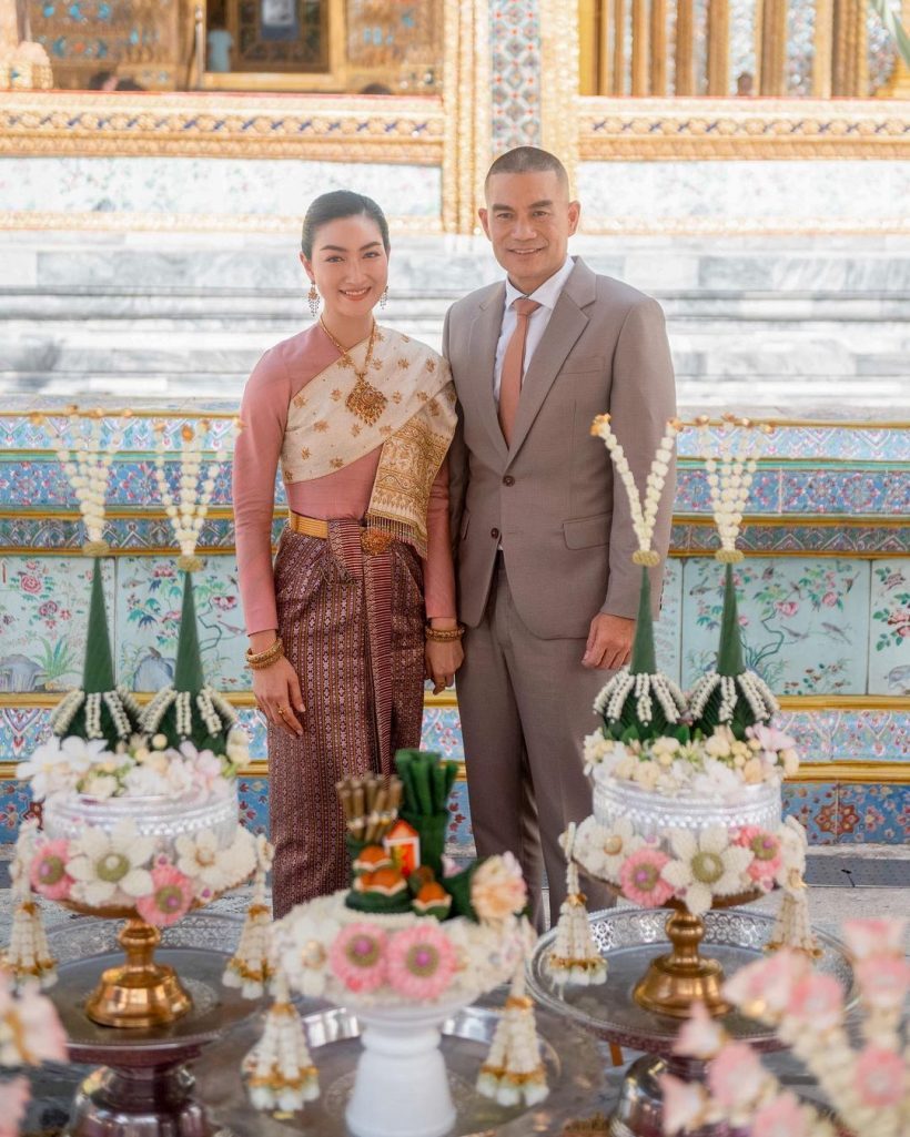 สวยตะลึงแพนเค้กสวมชุดไทยห่มสไบ ควงว่าที่สามีทำบุญเรียบง่าย