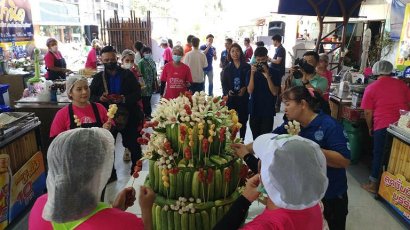 ลูกชิ้นยืนกินบุรีรัมย์ ทอดแจกฟรี ฉลองวันเกิดลิซ่า