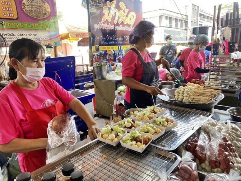 ลูกชิ้นยืนกินบุรีรัมย์ ทอดแจกฟรี ฉลองวันเกิดลิซ่า