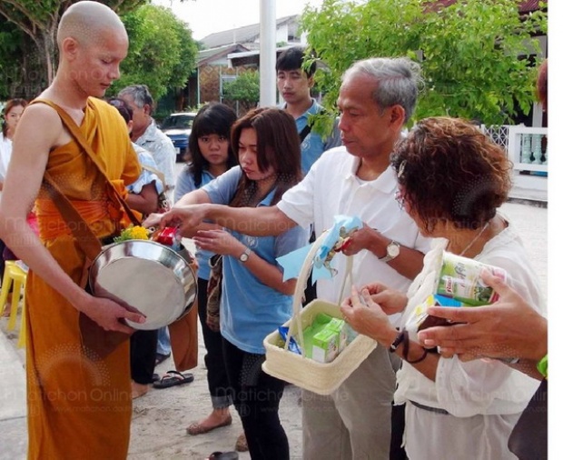 พระแจ๊ส-อดีตมิสทิฟฟานี่ เดินบิณฑบาตวันวิสาขบูชา