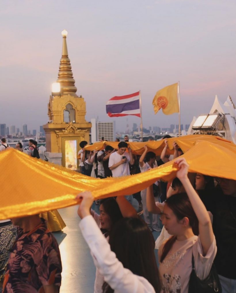 อนุโมทนา! นางเอกดังทำบุญใหญ่ขึ้นปีใหม่ห่มผ้าองค์พระเจดีย์ภูเขาทอง	