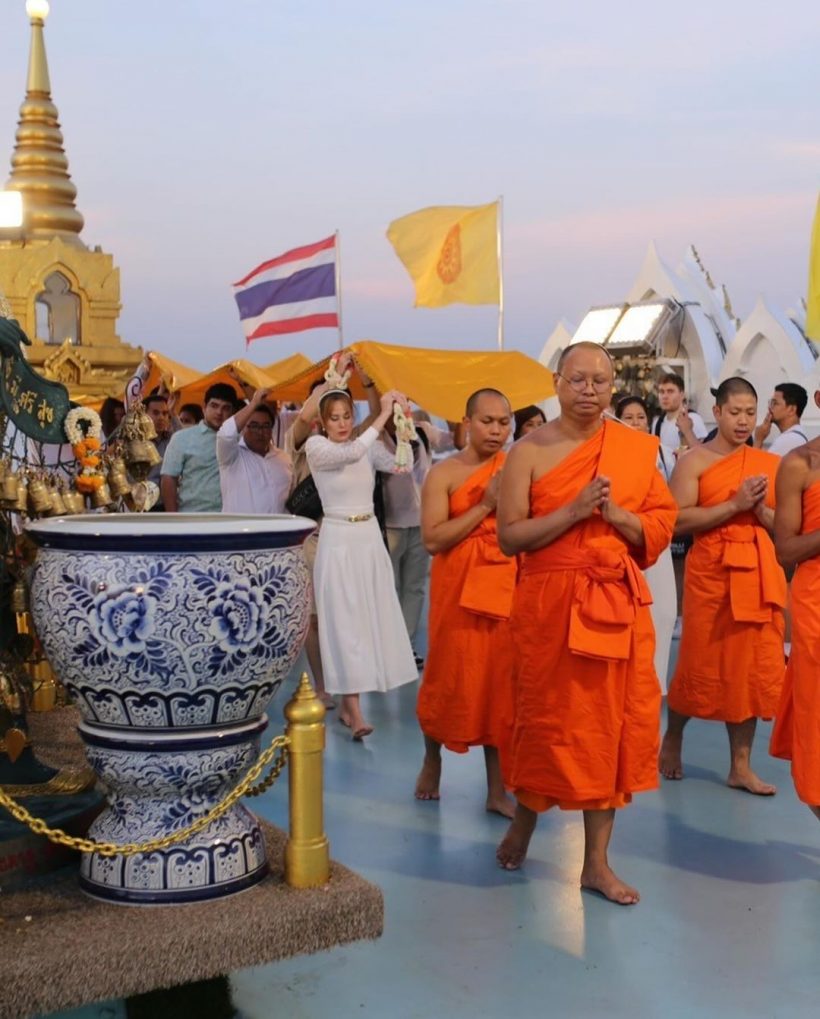 อนุโมทนา! นางเอกดังทำบุญใหญ่ขึ้นปีใหม่ห่มผ้าองค์พระเจดีย์ภูเขาทอง	