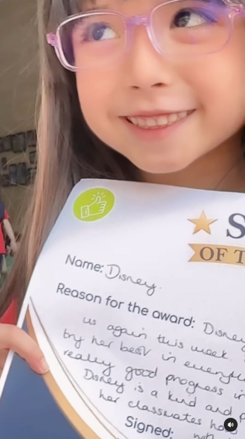 ดาวเด่นแต่เด็ก! ลูกสาวดาราดัง ขึ้นแท่น Star of the week ที่รร.