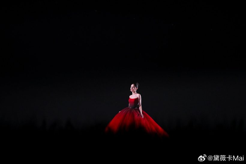  ชมคลิป ใหม่-ดาวิกา โชว์ร้องเพลงบนเวทีจีน อวดวิชวลเงินล้าน