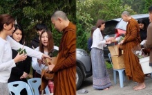 “คิมเบอร์ลี่” เคลียร์งาน!! เดินทางทำบุญ-ใส่บาตร “พระหมาก” แฟนคลับสุดปลื้ม ร่วมอนุโมทนาบุญ