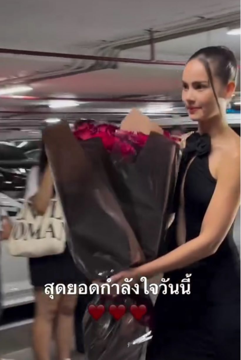 สุดภูมิใจ ญาญ่า หอบดอกไม้ช่อโต ซัพพอร์ต ณเดชน์