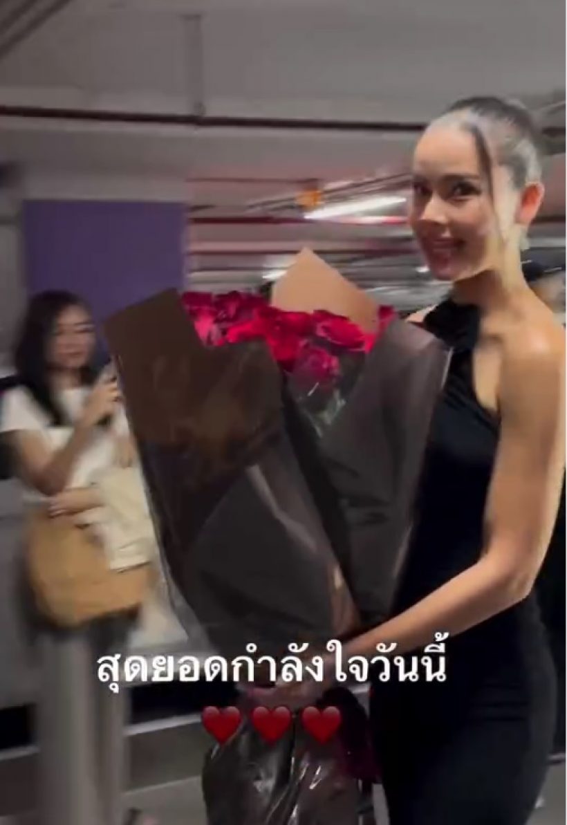 สุดภูมิใจ ญาญ่า หอบดอกไม้ช่อโต ซัพพอร์ต ณเดชน์