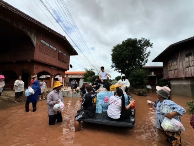 ฮือฮา! พระเอกรุ่นใหญ่ ลุยน้ำท่วมกลางดึก ช่วยเหลือพี่น้องชาวไทย