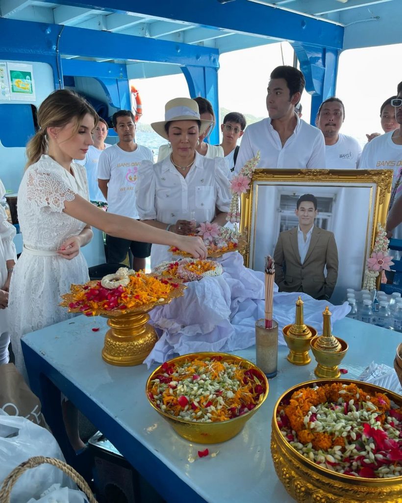 ภาพบรรยากาศ ดาเรีย พร้อมเพื่อนๆอาลัยรักลอยอังคารอ๋อมที่เกาะเต่า