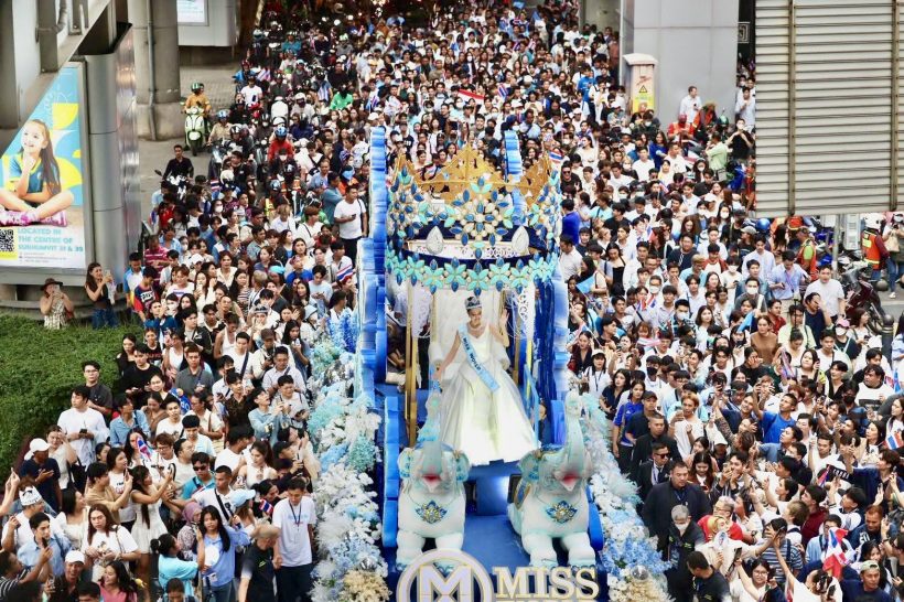 ยิ่งใหญ่สมเกียรติ บรรยากาศขบวนรถแห่ต้อนรับ โอปอล สุชาตา Miss World 2025