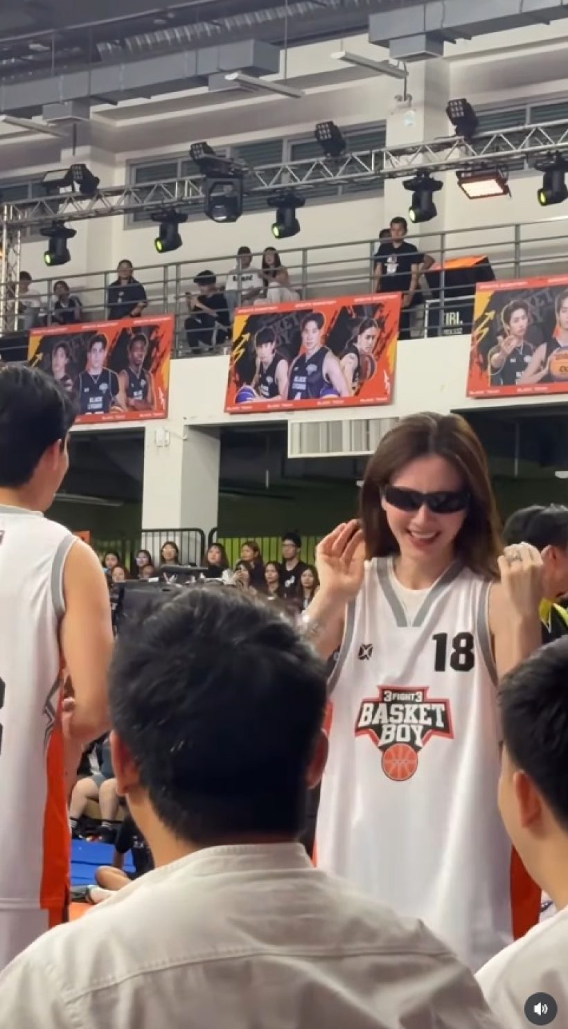 ใหม่ ดาวิกา ใส่ชุดนี้ลงสนามเชียร์เต๋อ แย่งซีนนักกีฬาสุดๆ