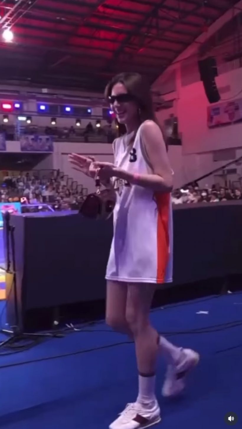 ใหม่ ดาวิกา ใส่ชุดนี้ลงสนามเชียร์เต๋อ แย่งซีนนักกีฬาสุดๆ