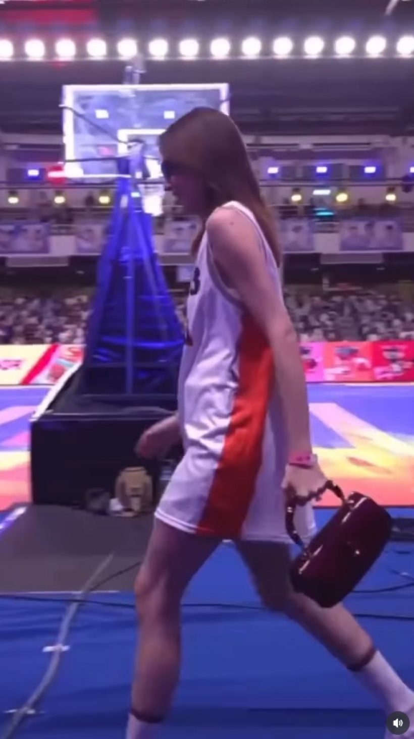 ใหม่ ดาวิกา ใส่ชุดนี้ลงสนามเชียร์เต๋อ แย่งซีนนักกีฬาสุดๆ