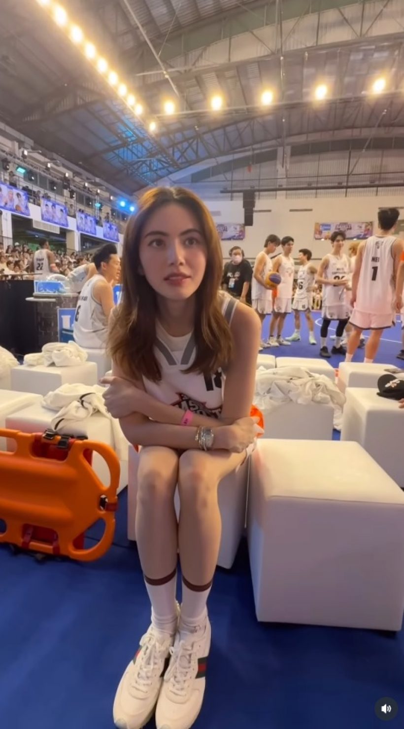 ใหม่ ดาวิกา ใส่ชุดนี้ลงสนามเชียร์เต๋อ แย่งซีนนักกีฬาสุดๆ