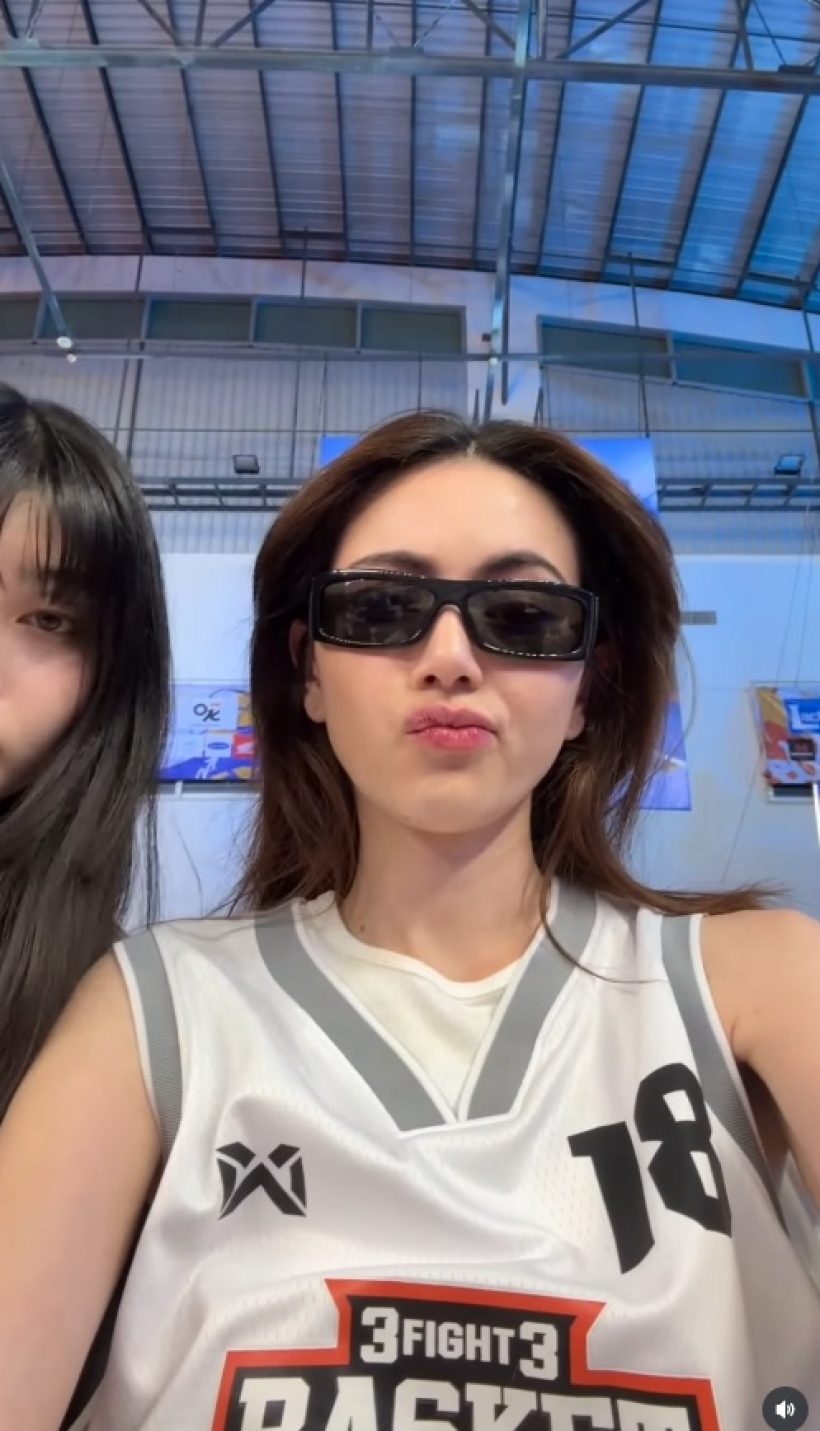 ใหม่ ดาวิกา ใส่ชุดนี้ลงสนามเชียร์เต๋อ แย่งซีนนักกีฬาสุดๆ