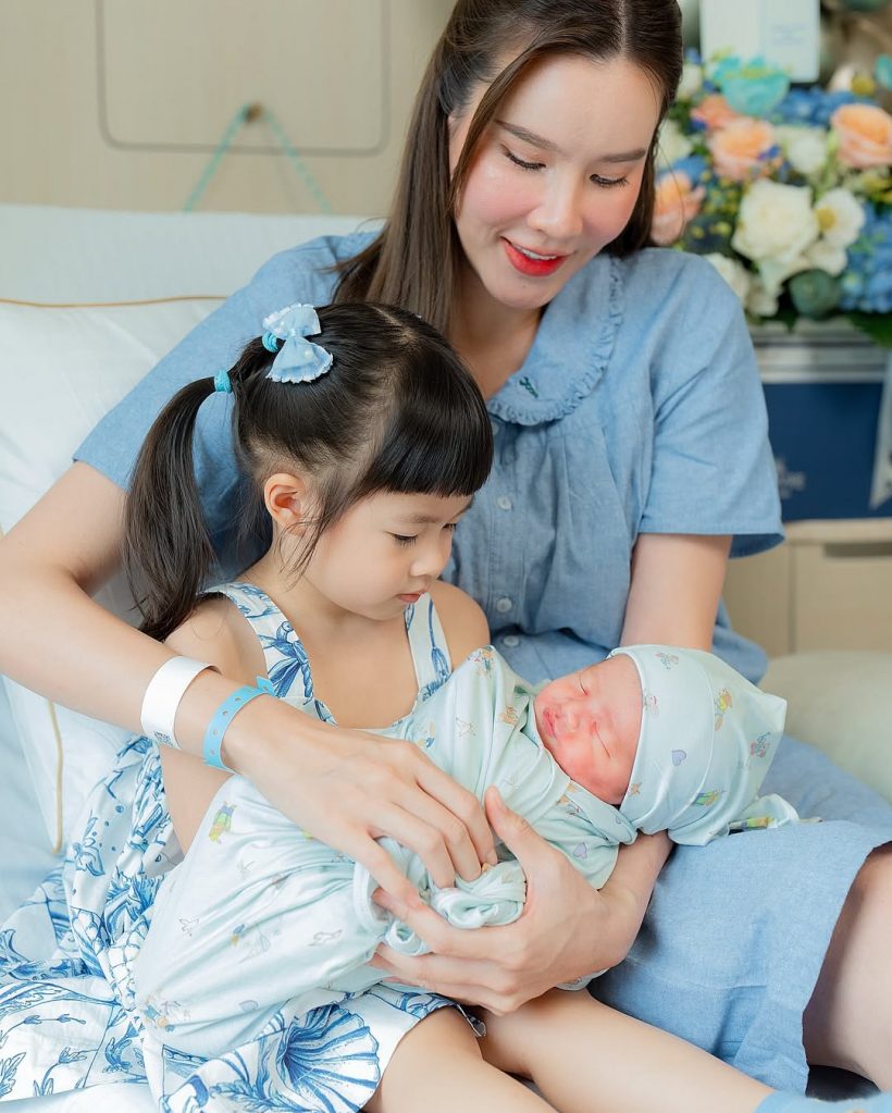 เกี่ยวก้อย ลงภาพครอบครัว ลูกชาย-ลูกสาวหล่อสวยแต่เด็ก