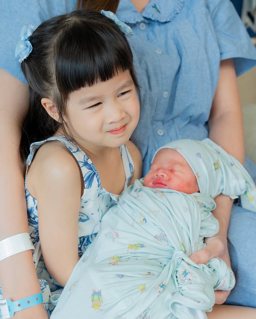 เกี่ยวก้อย ลงภาพครอบครัว ลูกชาย-ลูกสาวหล่อสวยแต่เด็ก