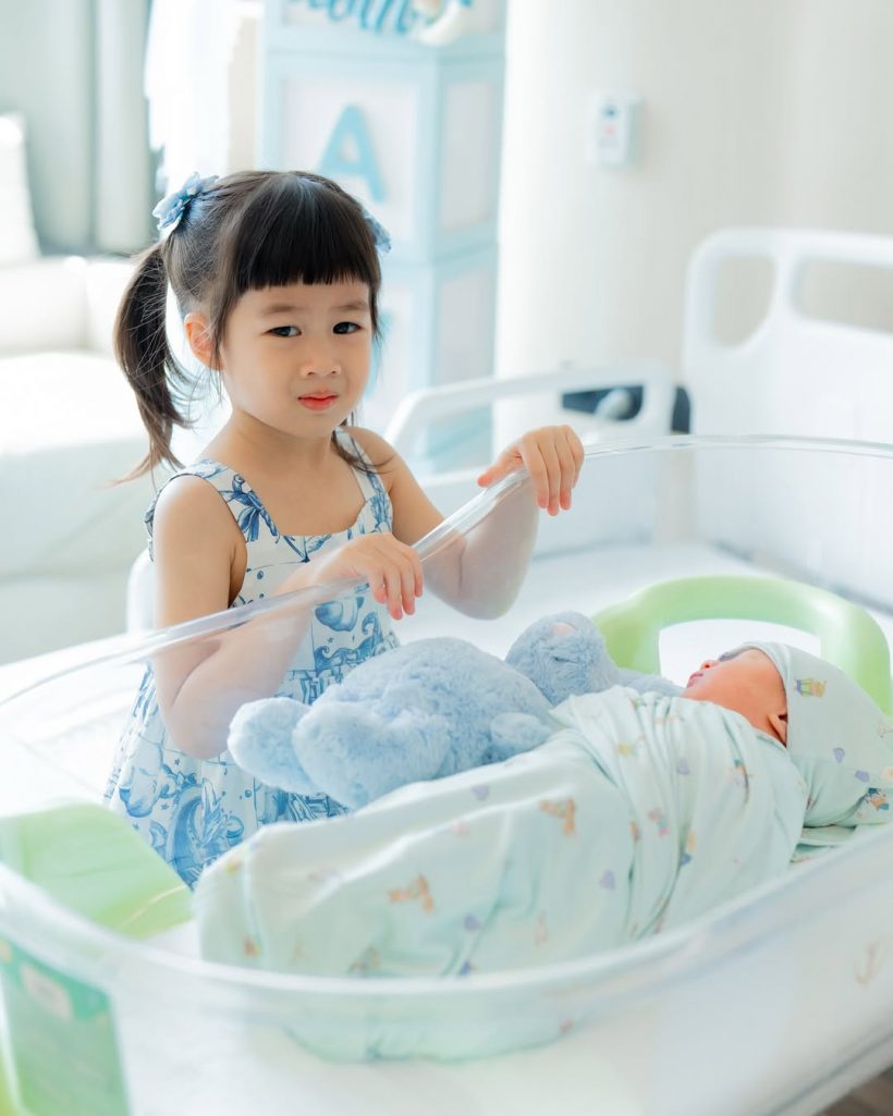 เกี่ยวก้อย ลงภาพครอบครัว ลูกชาย-ลูกสาวหล่อสวยแต่เด็ก