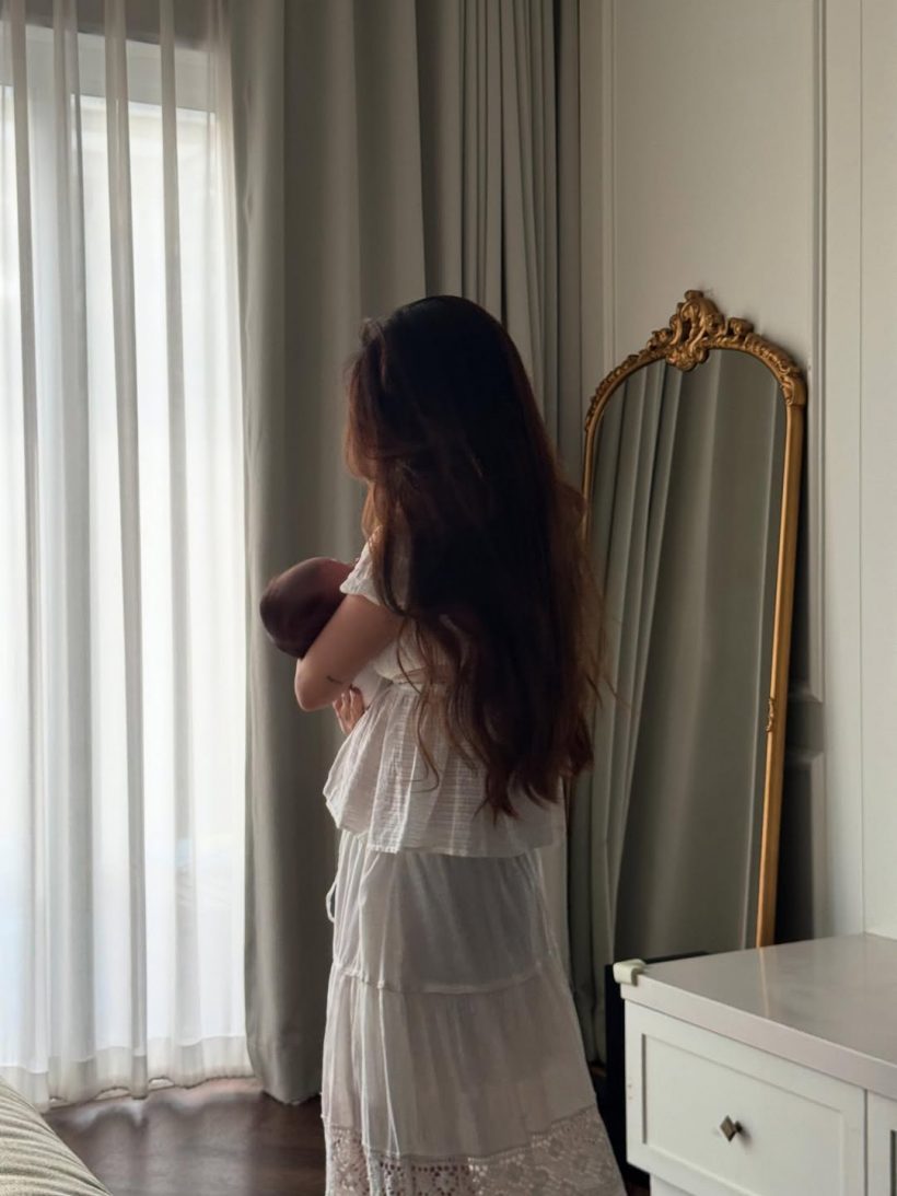 ดาราสาวดังถ่ายรูปคู่ลูกสาวคนเล็ก รู้เลยว่าสวย แม้ไม่เห็นหน้า
