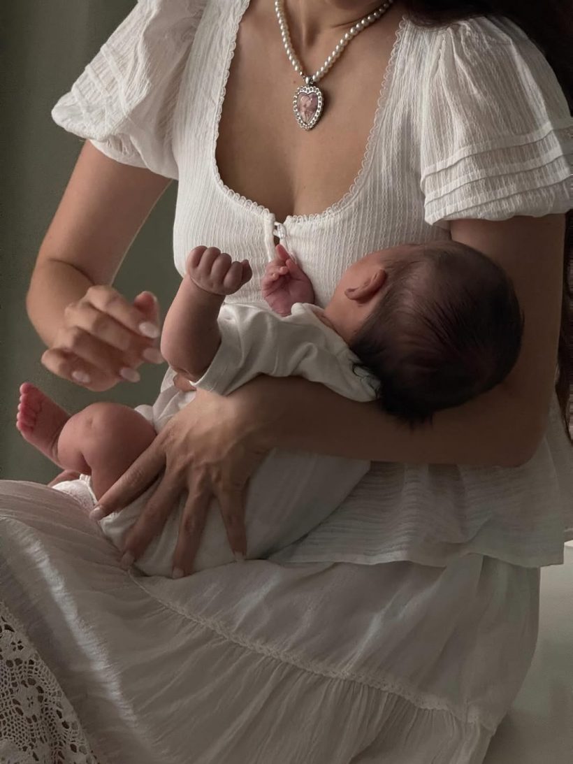 ดาราสาวดังถ่ายรูปคู่ลูกสาวคนเล็ก รู้เลยว่าสวย แม้ไม่เห็นหน้า