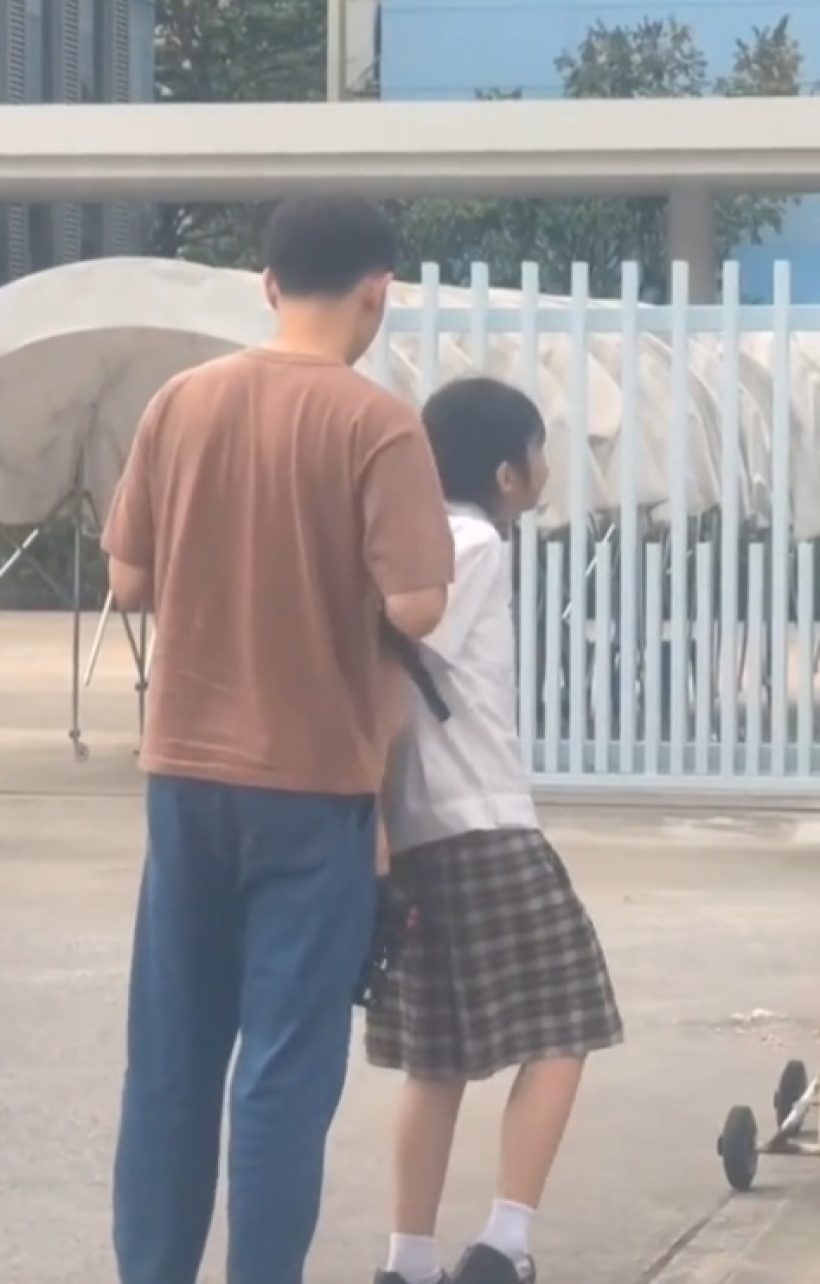 ดาราหนุ่มดัง โพสต์ขอบคุณลูกสาว เลิกเรียนแล้ว มานั่งรอพ่อขายของต่อ