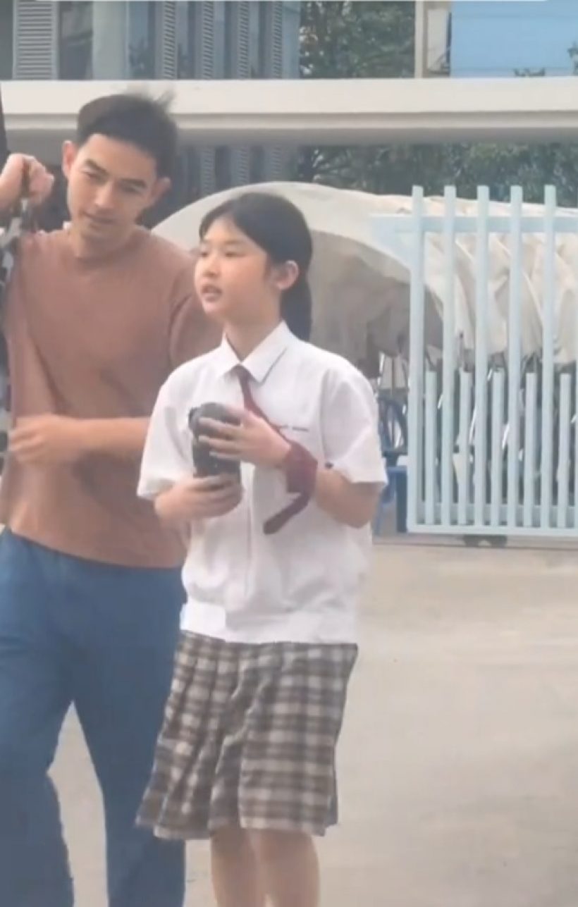 ดาราหนุ่มดัง โพสต์ขอบคุณลูกสาว เลิกเรียนแล้ว มานั่งรอพ่อขายของต่อ