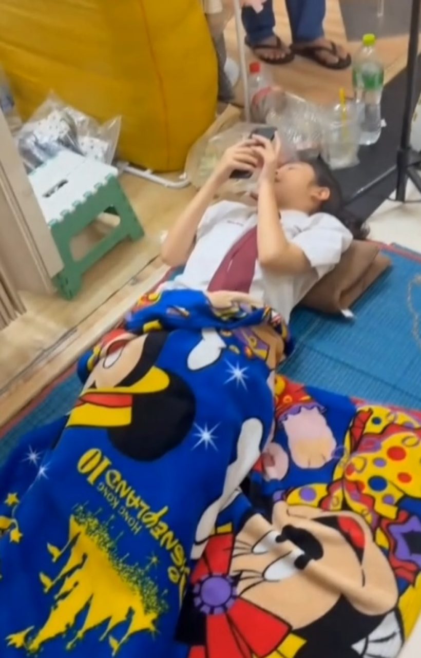 ดาราหนุ่มดัง โพสต์ขอบคุณลูกสาว เลิกเรียนแล้ว มานั่งรอพ่อขายของต่อ