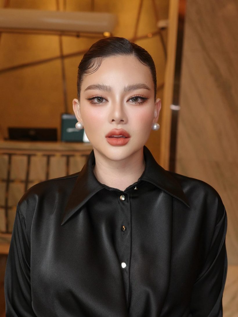 เปิดลุค ดิว อริสรา สวยสง่าในพิธีศพคุณพ่อผู้เป็นที่รัก