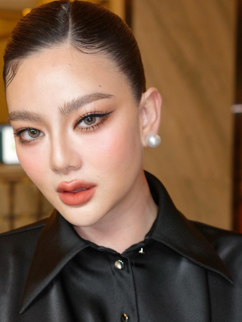 เปิดลุค ดิว อริสรา สวยสง่าในพิธีศพคุณพ่อผู้เป็นที่รัก