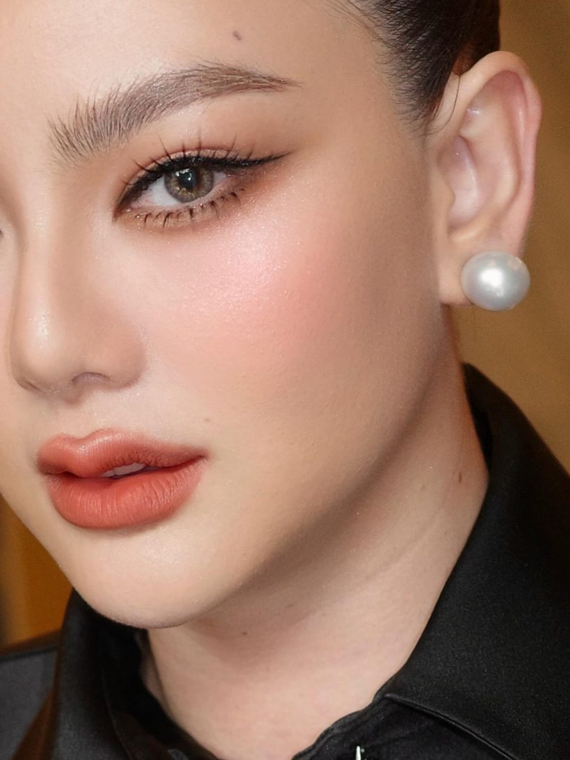 เปิดลุค ดิว อริสรา สวยสง่าในพิธีศพคุณพ่อผู้เป็นที่รัก