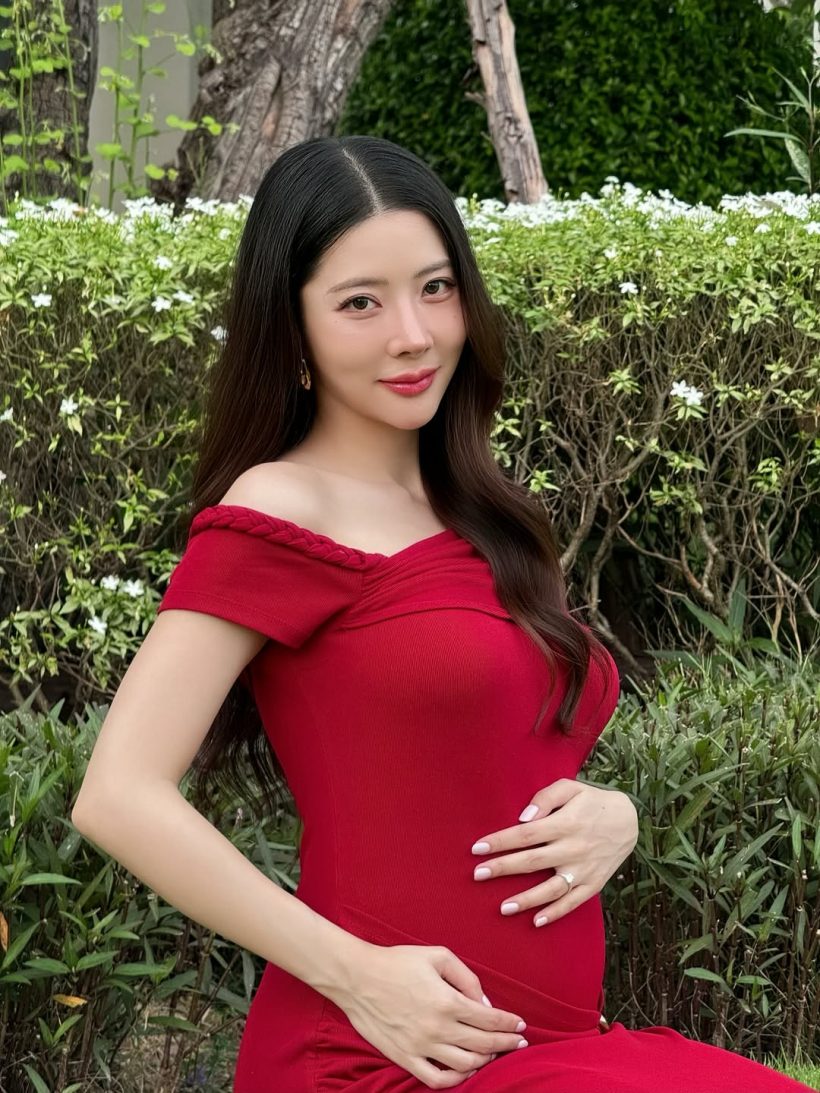 ดาราสาวดัง อุ้มท้องออกงาน สวยเป๊ะจนคนมองทั้งห้าง