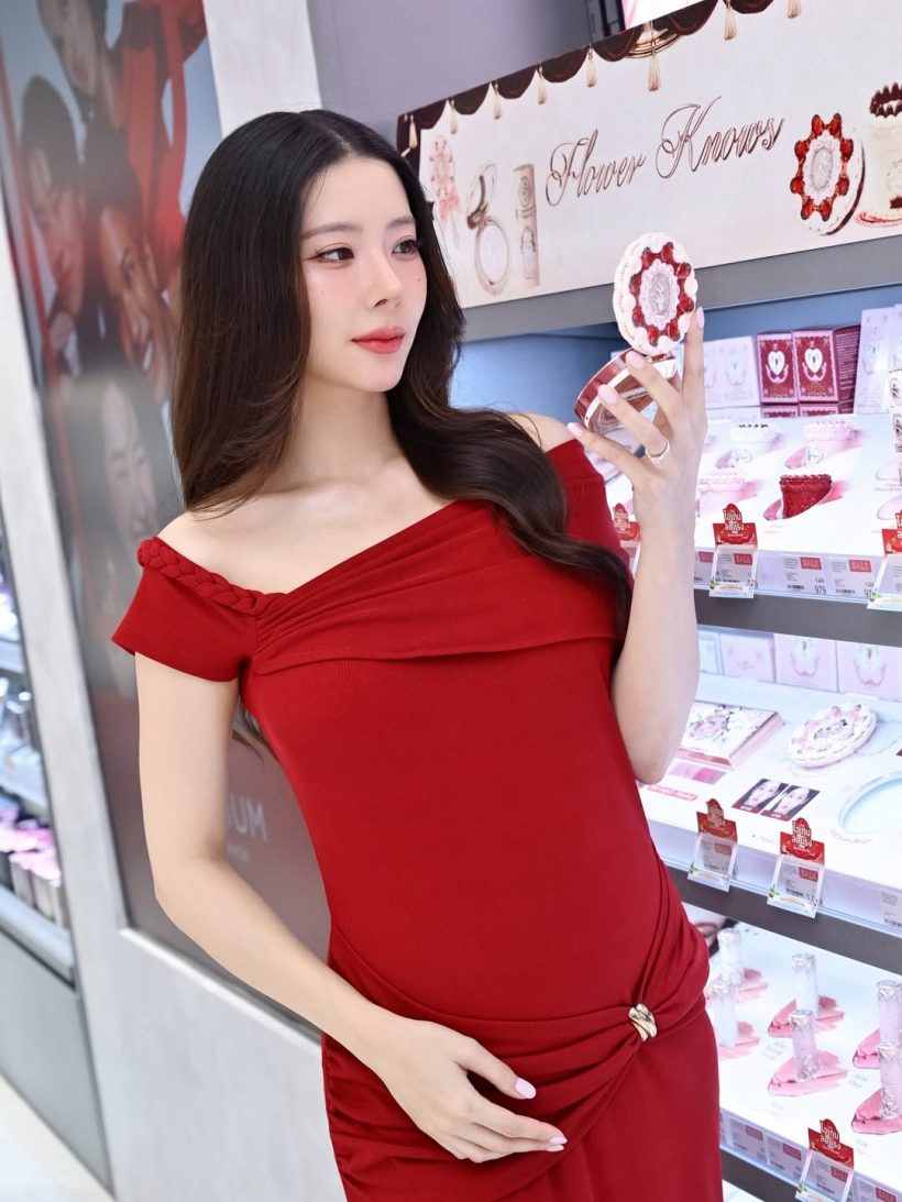 ดาราสาวดัง อุ้มท้องออกงาน สวยเป๊ะจนคนมองทั้งห้าง