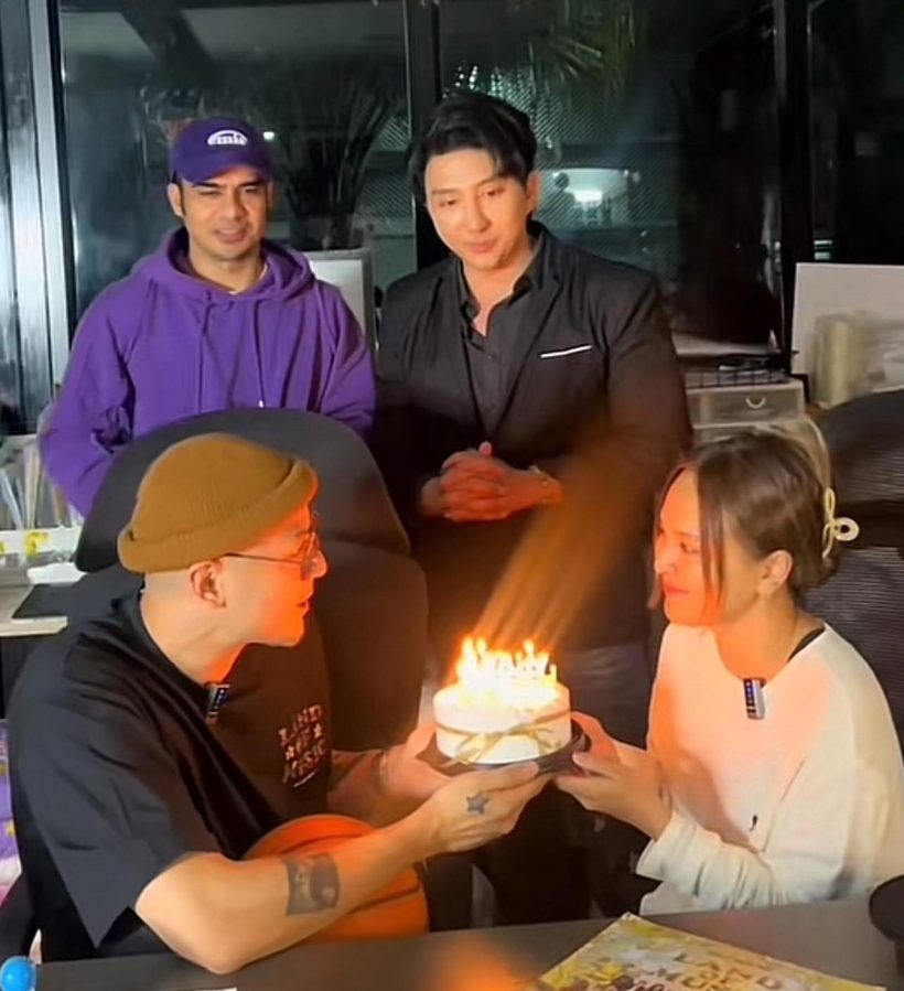 เวย์ โผล่แล้ว! หอบเค้กเซอร์ไพรส์ นานา กลางไลฟ์ สยบข่าวลือหายตัว