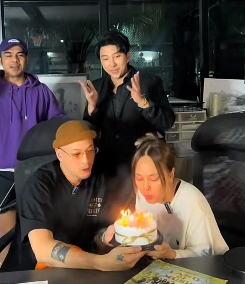 เวย์ โผล่แล้ว! หอบเค้กเซอร์ไพรส์ นานา กลางไลฟ์ สยบข่าวลือหายตัว