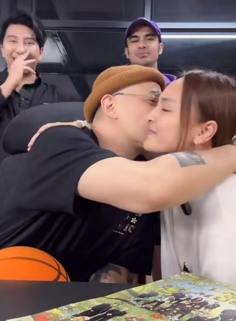 เวย์ โผล่แล้ว! หอบเค้กเซอร์ไพรส์ นานา กลางไลฟ์ สยบข่าวลือหายตัว