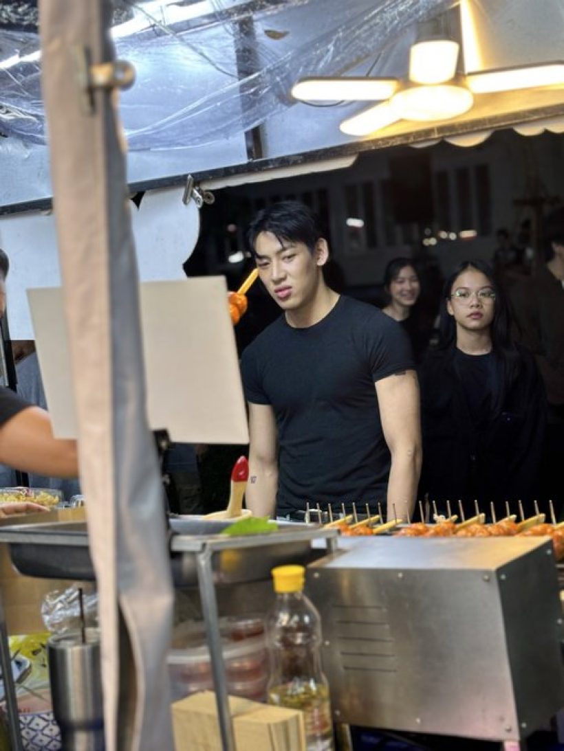 หล่อจนคนเหลียว!หนุ่มงานดีโผล่กาชาด พอรู้ว่าใครคือกรี๊ด