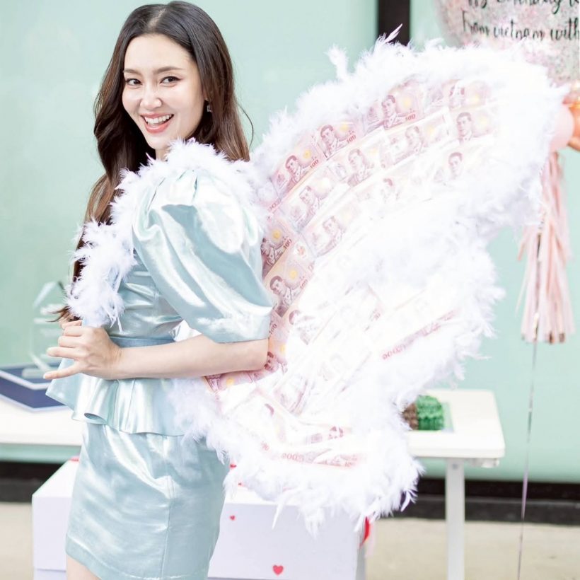 นิ้วนางยังว่างมั้ย?แฟนลุ้นวันเกิดเบลล่าปีนี้มีซีนขอแต่ง?!