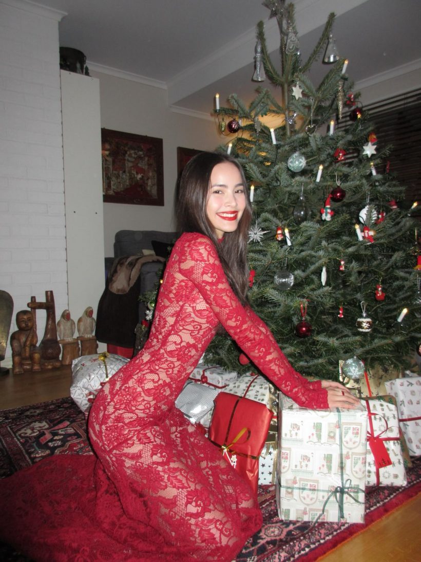 ซูมตาแตก..ชุดฉลองคริสต์มาสญาญ่า เห็นเรียบๆ แต่ดาเมจแรงเวอร์
