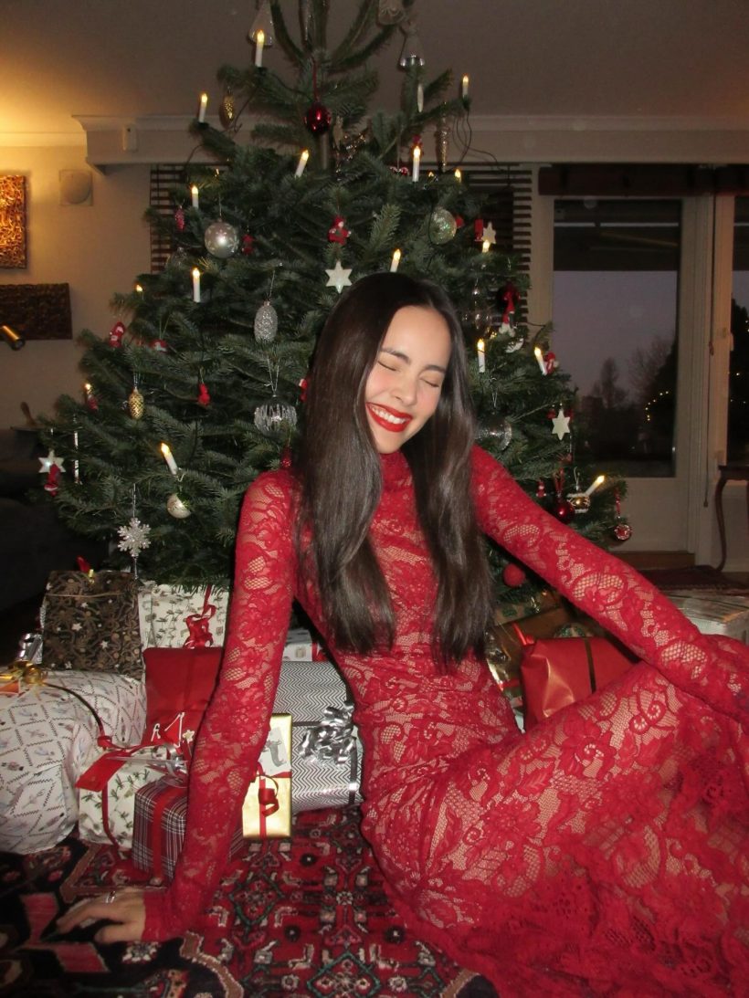 ซูมตาแตก..ชุดฉลองคริสต์มาสญาญ่า เห็นเรียบๆ แต่ดาเมจแรงเวอร์