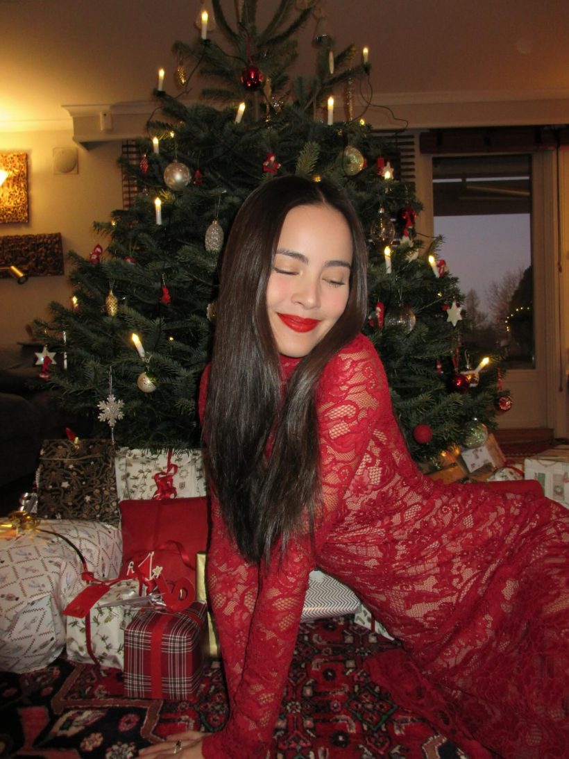 ซูมตาแตก..ชุดฉลองคริสต์มาสญาญ่า เห็นเรียบๆ แต่ดาเมจแรงเวอร์