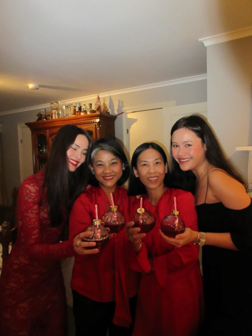 ซูมตาแตก..ชุดฉลองคริสต์มาสญาญ่า เห็นเรียบๆ แต่ดาเมจแรงเวอร์