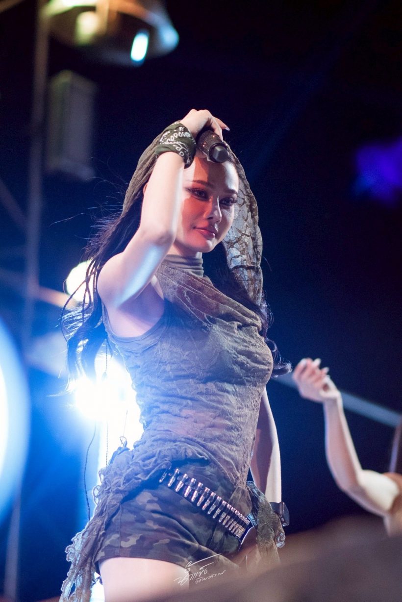 ระทึก! เปิดวินาทีรถตู้ นักร้องสาวดัง เกิดอุบัติเหตุ น่ากลัวมาก