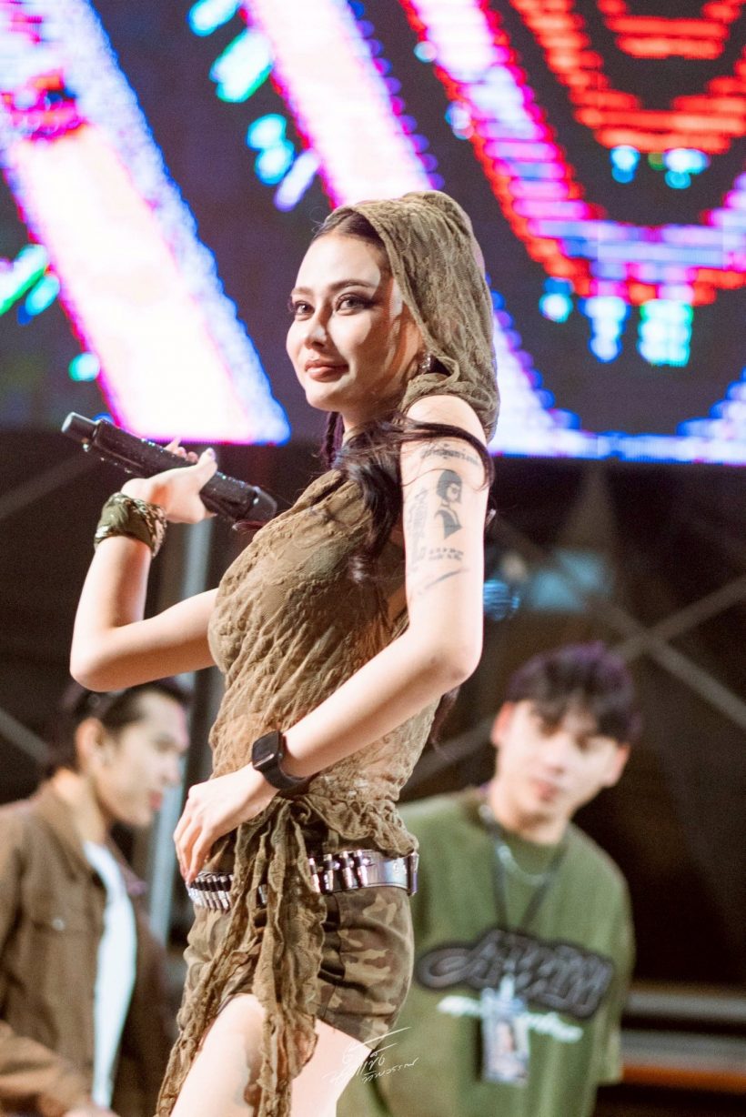 ระทึก! เปิดวินาทีรถตู้ นักร้องสาวดัง เกิดอุบัติเหตุ น่ากลัวมาก