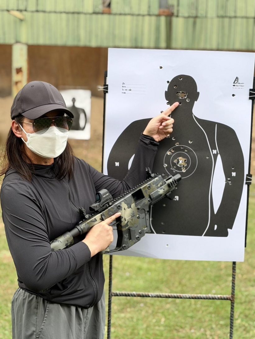 ขนลุก! ดาราสาวดัง โชว์ความแม่นยิงปืน ฝีมือระดับเทพ